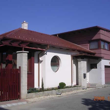 Besenyei Apartman Sarvar Exterior photo
